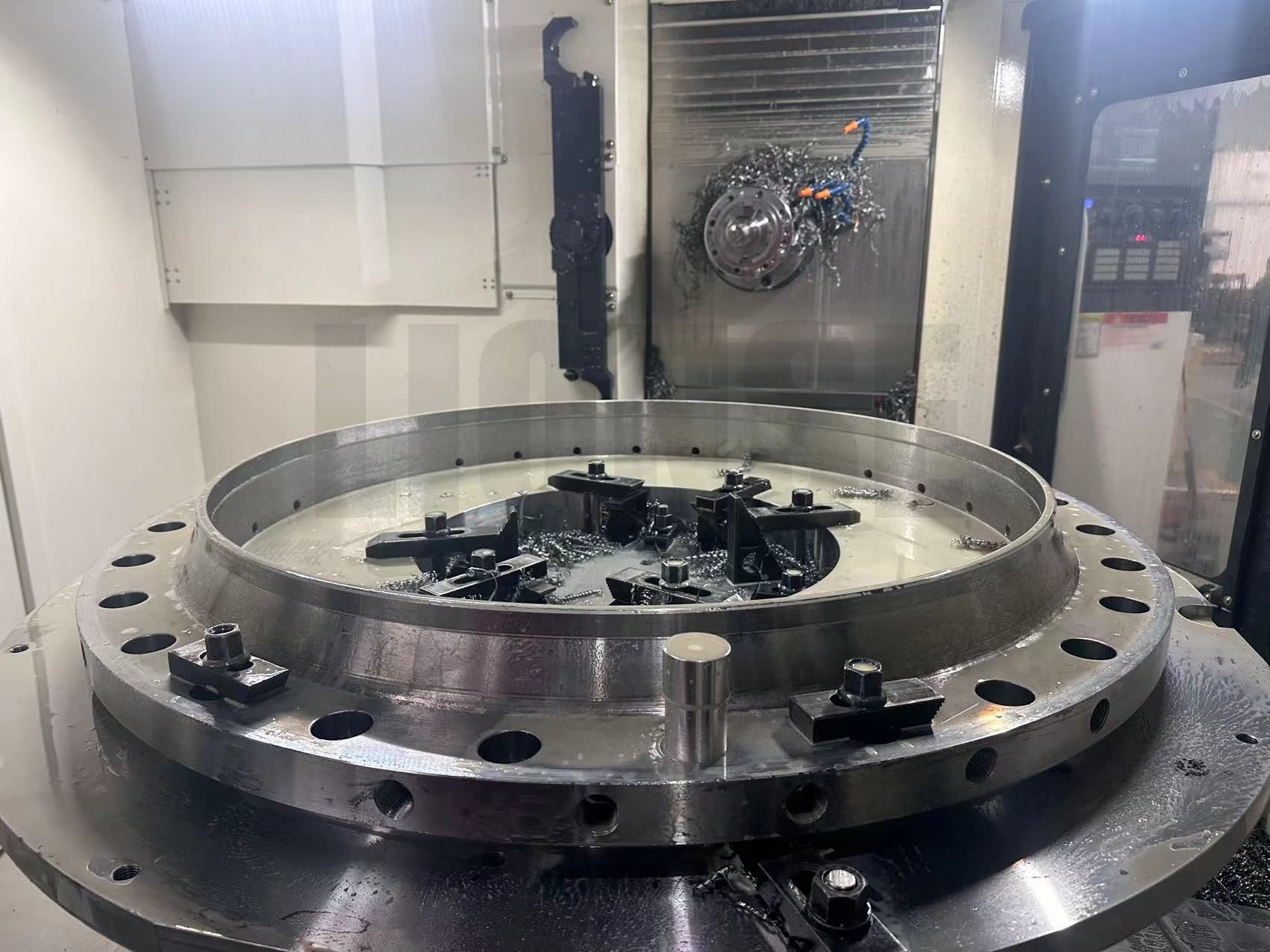 چگونه از عمودی سوراخ هنگام سوراخ کردن فلنج های با قطر بزرگ اطمینان حاصل کنیم؟